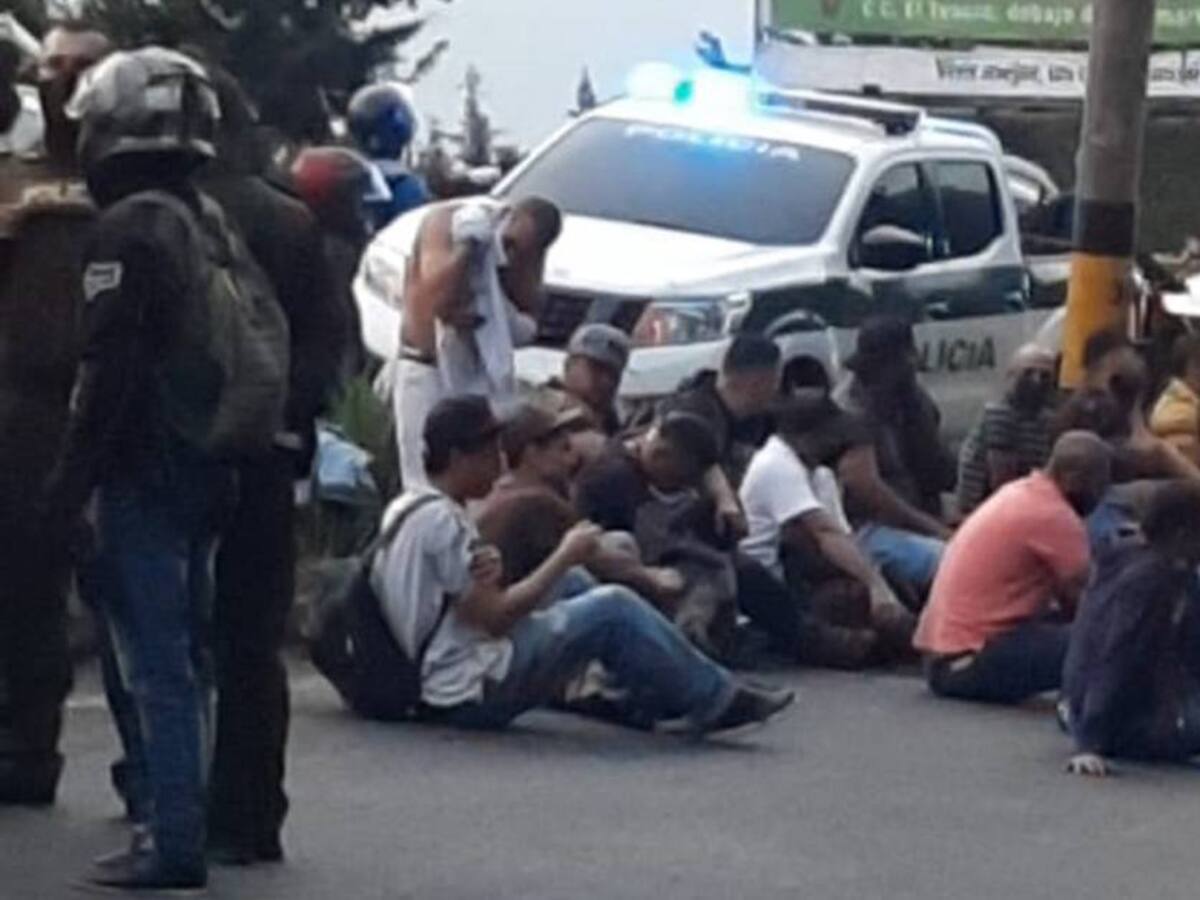 Atención: Un bus se volcó en Avenida las Palmas