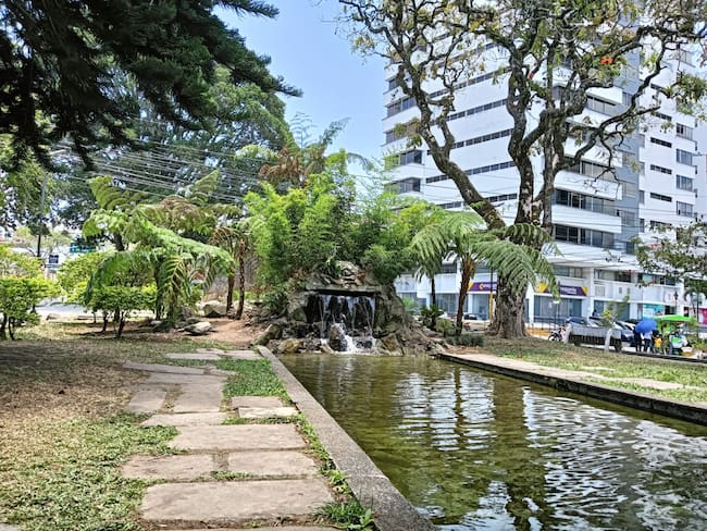 La fuente de agua del parque de Los Fundadores al norte de Armenia en días de calor. Foto: Adrián Trejos