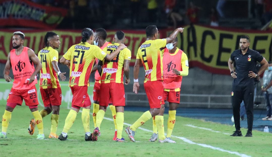 Los jugadores del Pereira festejan el gol de Diego Peralta ante el Junior.