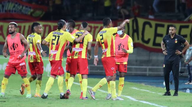 Los jugadores del Pereira festejan el gol de Diego Peralta ante el Junior.