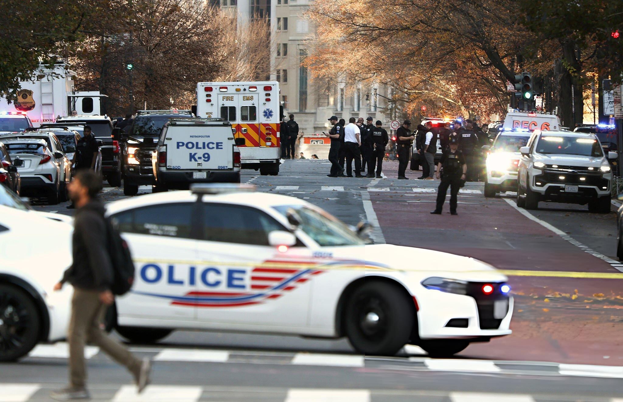 Miembros del Servicio Secreto de EE. UU. y otras agencias del orden público responden a un tiroteo cerca de la Casa Blanca el 26 de noviembre de 2025 en Washington, D. C. (Foto de Anna Moneymaker/Getty Images)