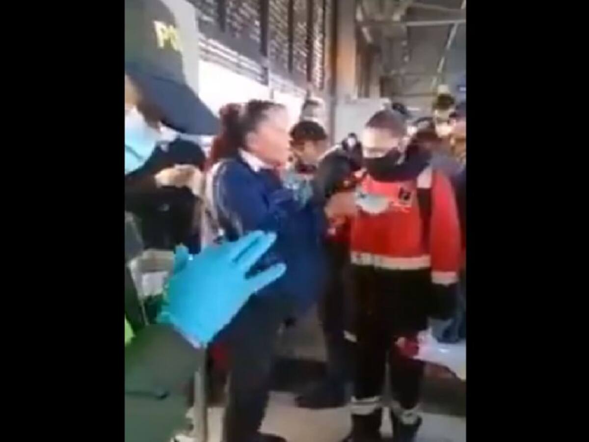 Duro enfrentamiento entre personal médico y la Policía en Transmilenio
