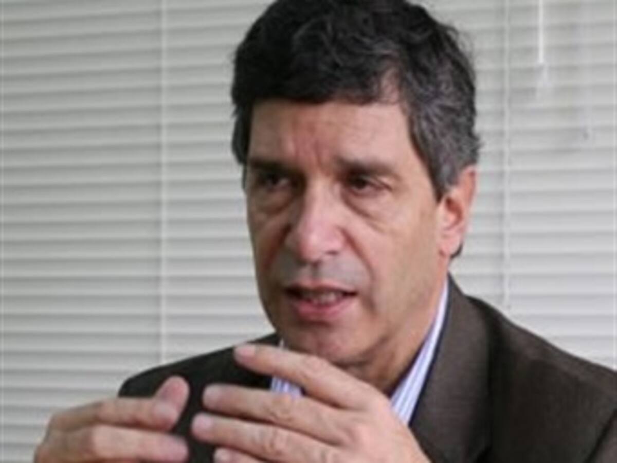 Rafael Pardo entregará pruebas de campaña de desprestigio en su contra en Facebook
