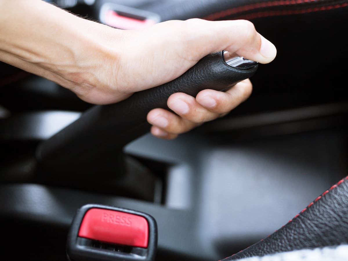 ¿Poner el freno de mano de un carro sin oprimir el botón puede dañarlo?