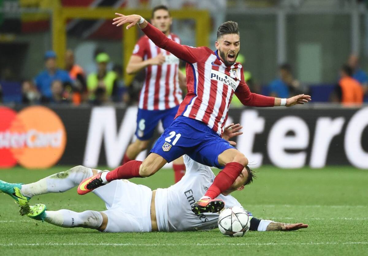 Carrasco recibiendo una falta de Sergio Ramos.