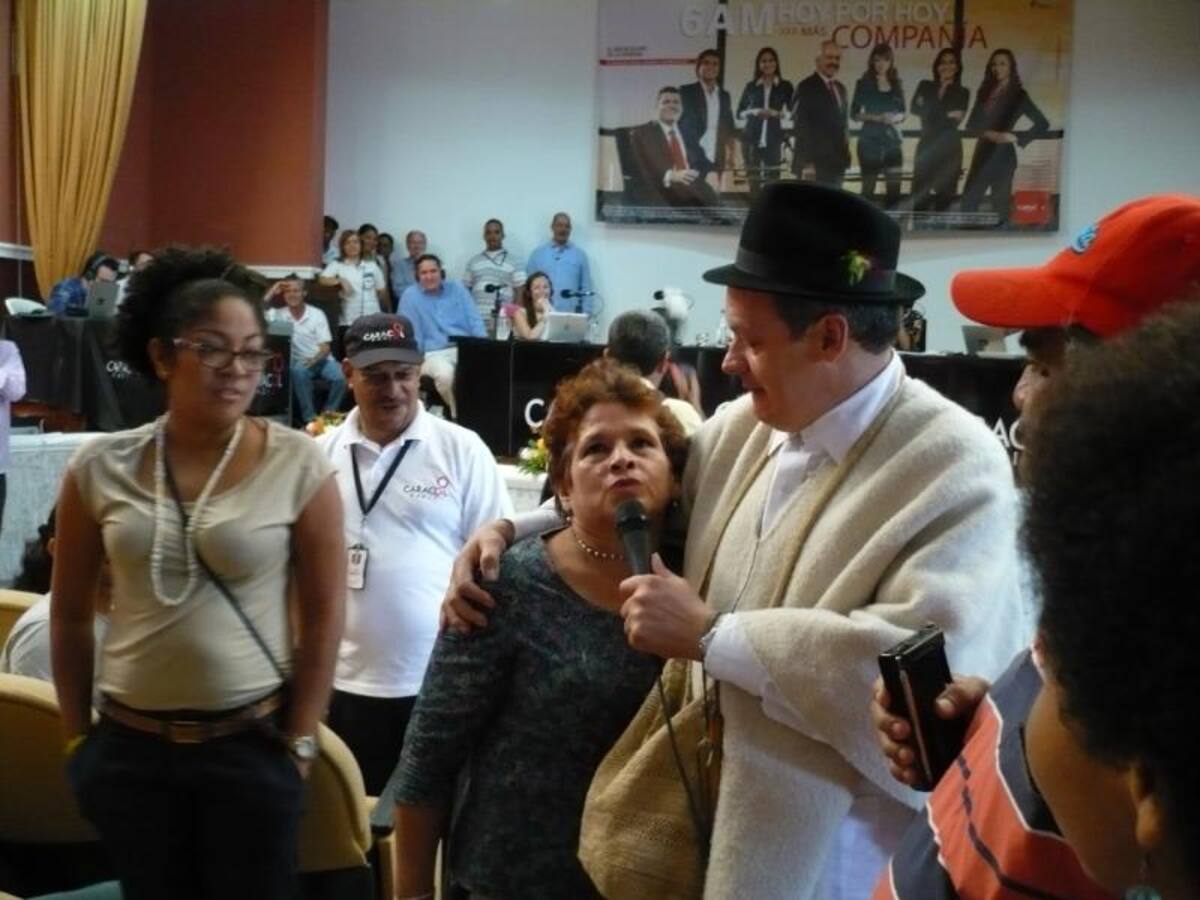 Darío Arizmendi y su equipo desde la heroica, mostrando lo mejor de la ciudad y sus gentes. Foto: Caracol Radio.