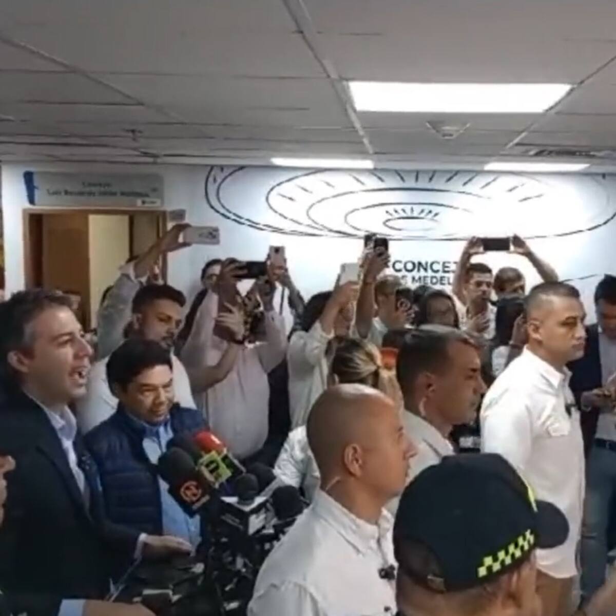 Alcalde Daniel Quintero amenaza con golpear a concejal: “¡Pa’ no pegarle, hijue...!”