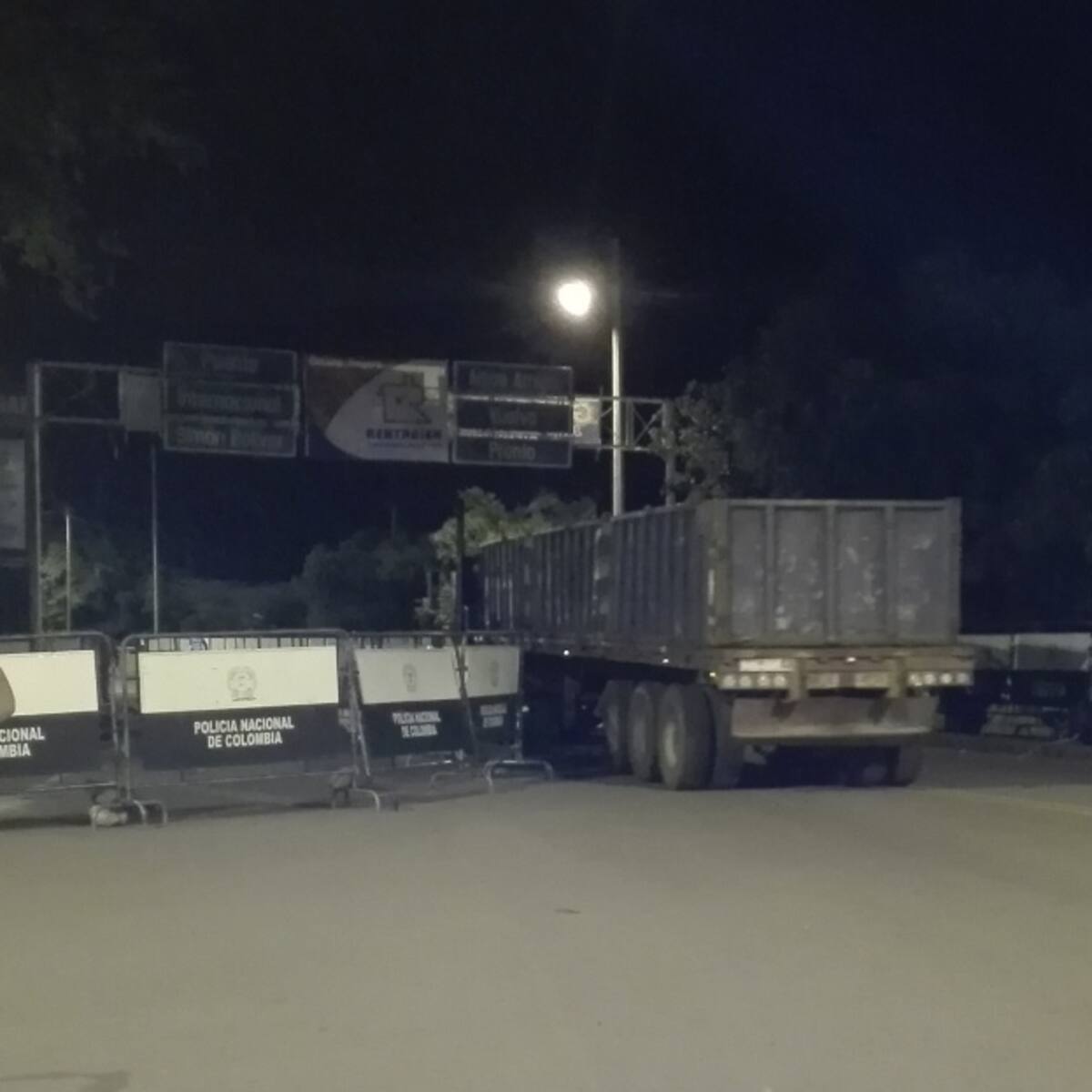 Venezuela anunció restablecer paso comercial por puente con Colombia