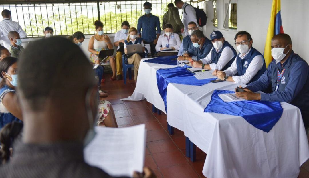 Visita del defensor Carlos Carmargo a Buenaventura