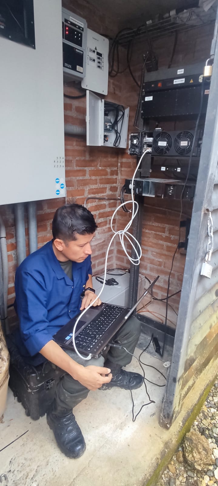 Técnicos de a Policía Nacional revisan plan de comunicaciones