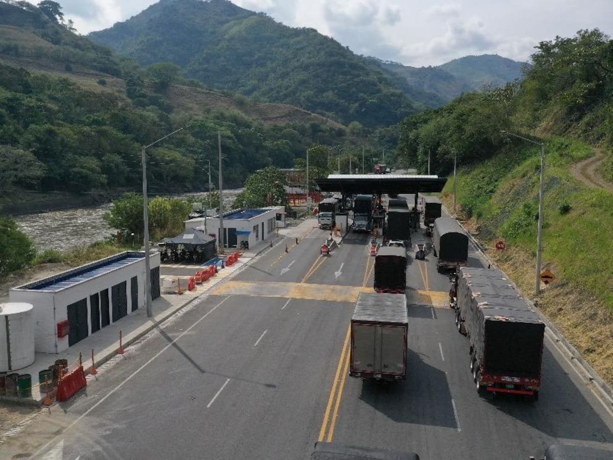 Hay paso restringido por instalación de peajes electrónicos en la vía Manizales, Medellín