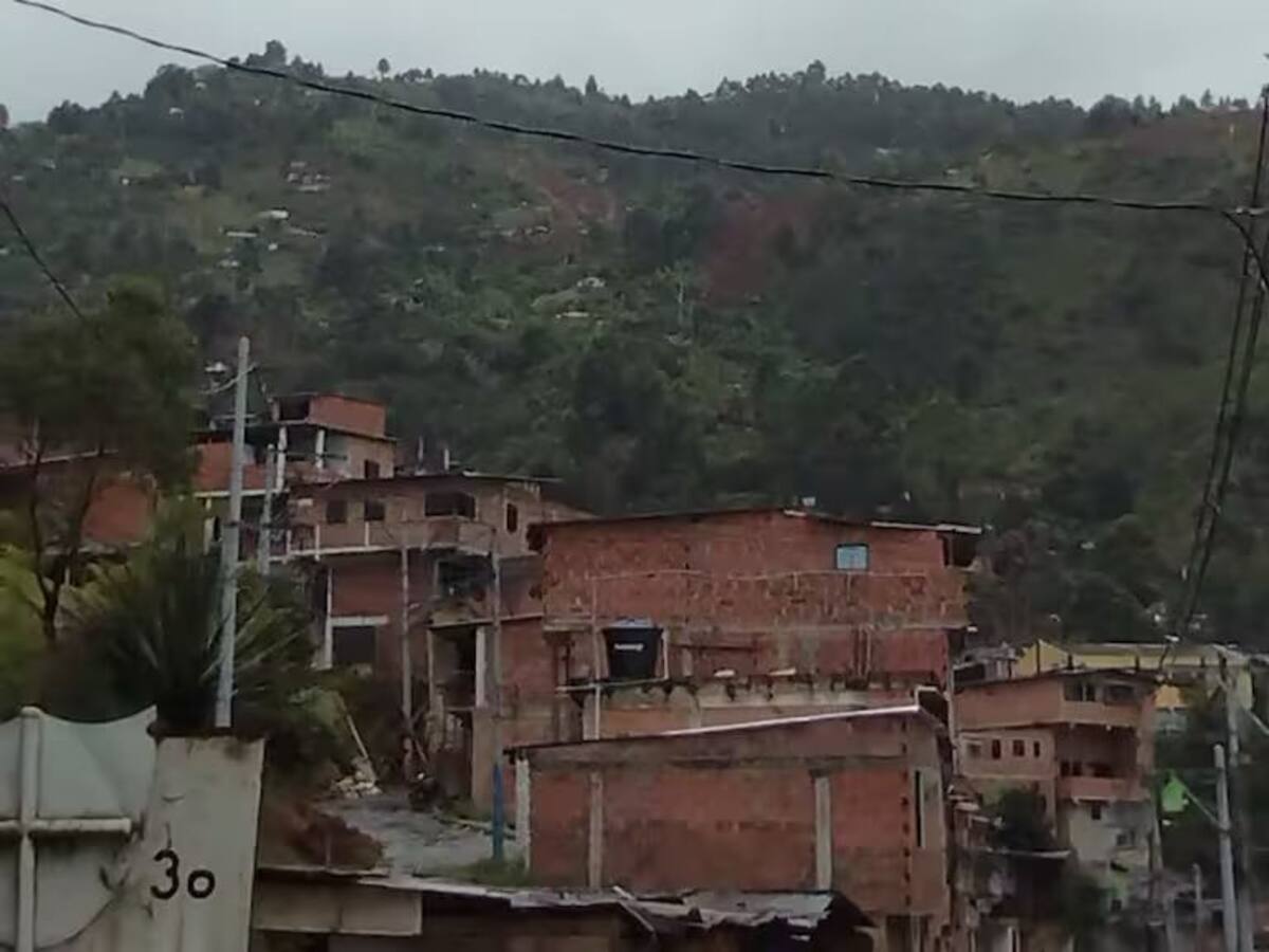 Tragedia en Bello: 15 personas siguen desaparecidas y 80 fueron evacuadas por prevención