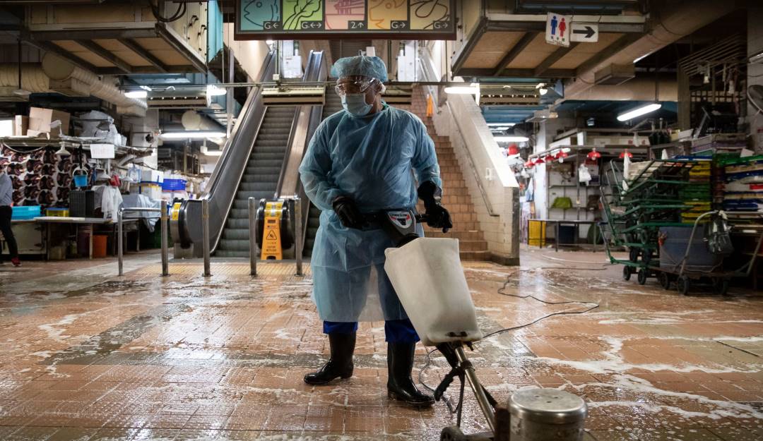 Limpieza de superficies por coronavirus en China. Foto: Getty