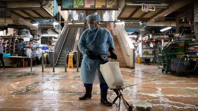 Limpieza de superficies por coronavirus en China. Foto: Getty