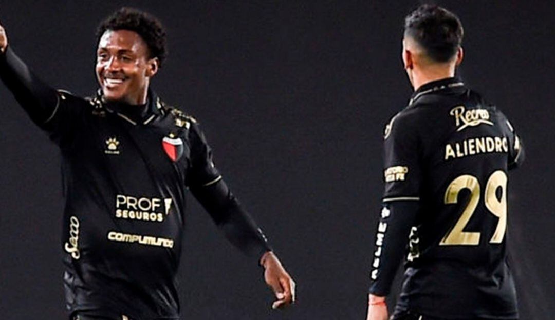 Yéiler Góez celebrando su gol ante River Plate con Colón