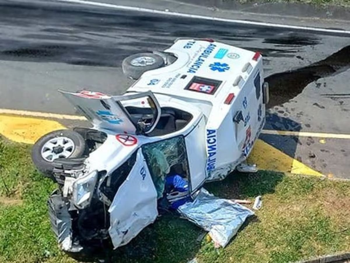 En Caldas, una enfermera herida en un accidente de una ambulancia está en estado crítico