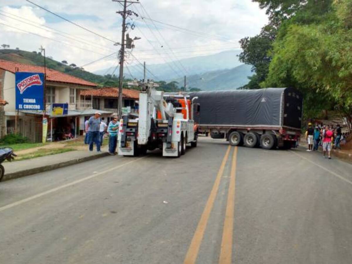 Tres horas después del anuncio del desbloqueo se dio paso a un solo carril en la vía Panamericana