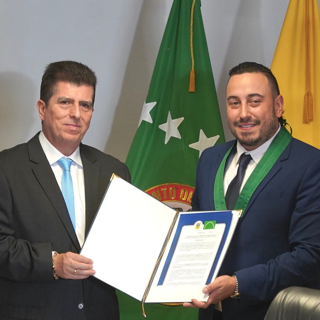 Gobernador de Risaralda entregó la Orden Gran Cruz al gobernador electo - Gobernación de Risaralda.