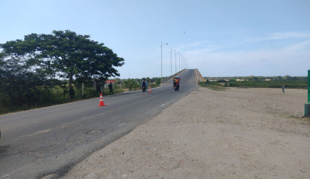 Un motociclista fue interceptado por un delincuente que después de amenazarlo con un arma de fuego, le quitó su vehículo y se dio a la fuga