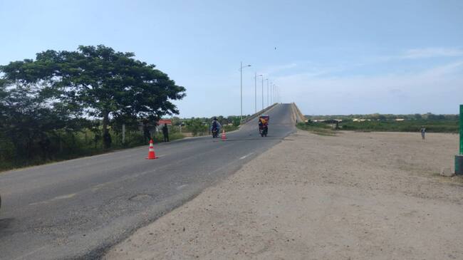 Un motociclista fue interceptado por un delincuente que después de amenazarlo con un arma de fuego, le quitó su vehículo y se dio a la fuga
