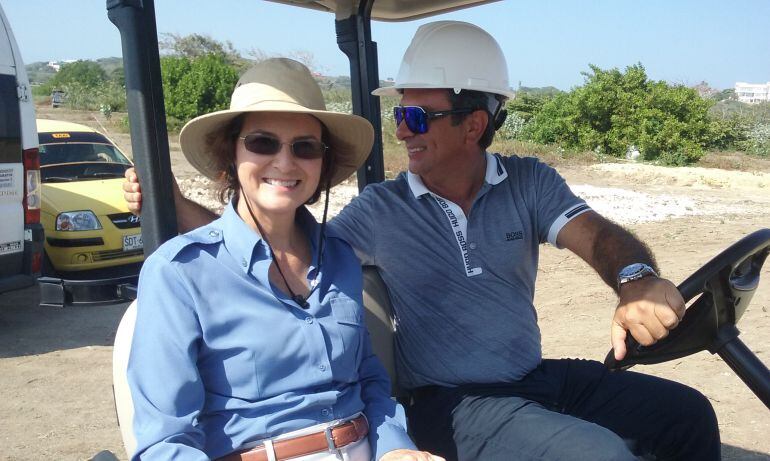 Julia Miranda, directora de Parques Nacionales observando obras en el Lago del Cisne.