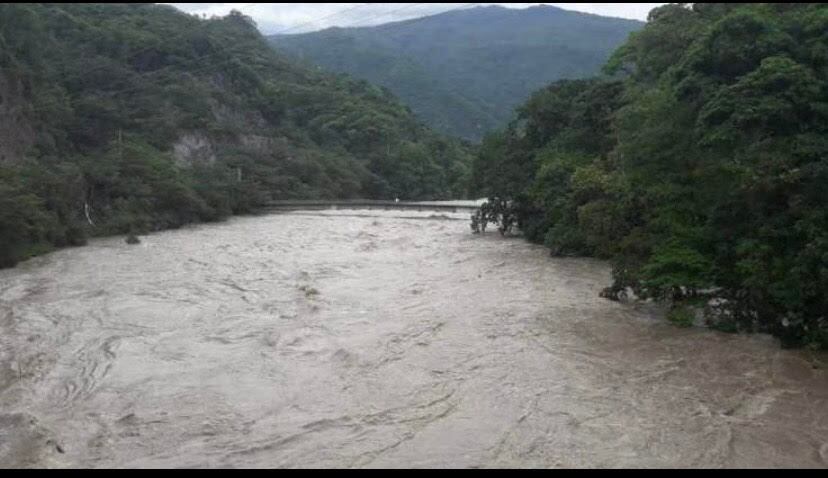 Autoridades monitorean el río Cauca, tras las lluvias en Antioquia. Foto: Cortesía.