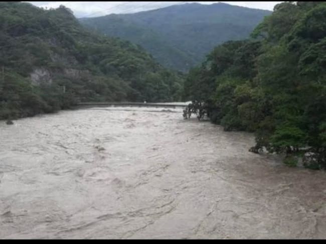 Autoridades monitorean el río Cauca, tras las lluvias en Antioquia. Foto: Cortesía.