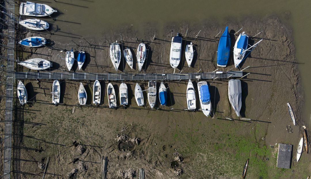 Botes encallados por la baja del río Paraná en Argentina. 