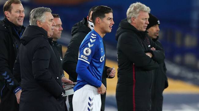 James recibe indicaciones de Carlo Ancelotti en su momento del ingreso al campo de juego.