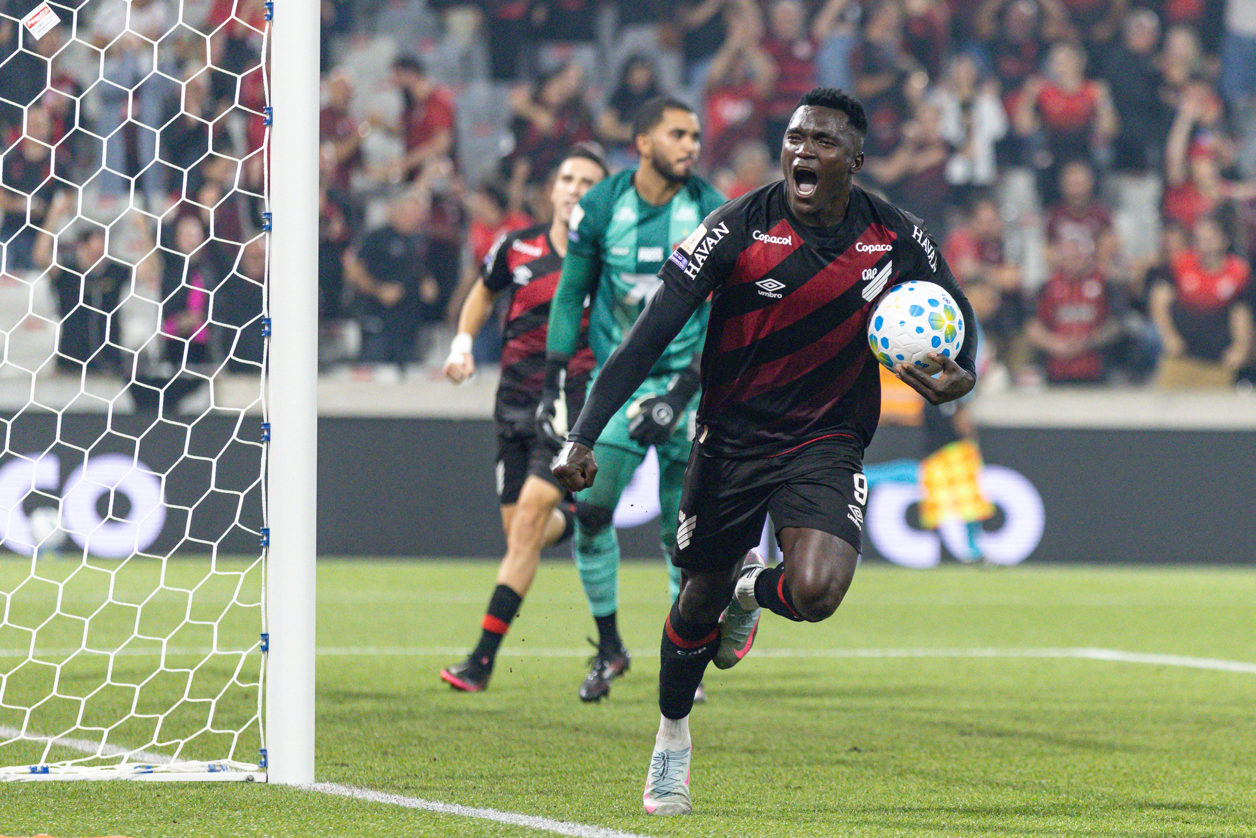 Kevin Viveros, mejor que Neymar, Pedro, Gabrile Barbosa y demás estrellas en el Brasileirao 2026. (Photo by Rodolfo Buhrer/Sports Press Photo/Getty Images)