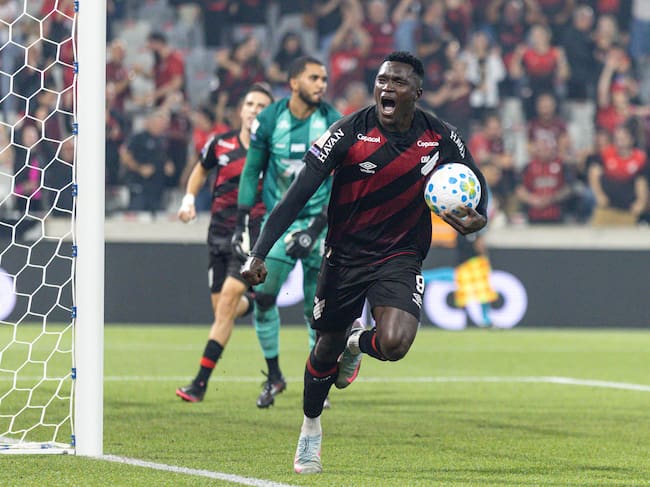 Kevin Viveros, mejor que Neymar, Pedro, Gabrile Barbosa y demás estrellas en el Brasileirao 2026. (Photo by Rodolfo Buhrer/Sports Press Photo/Getty Images)