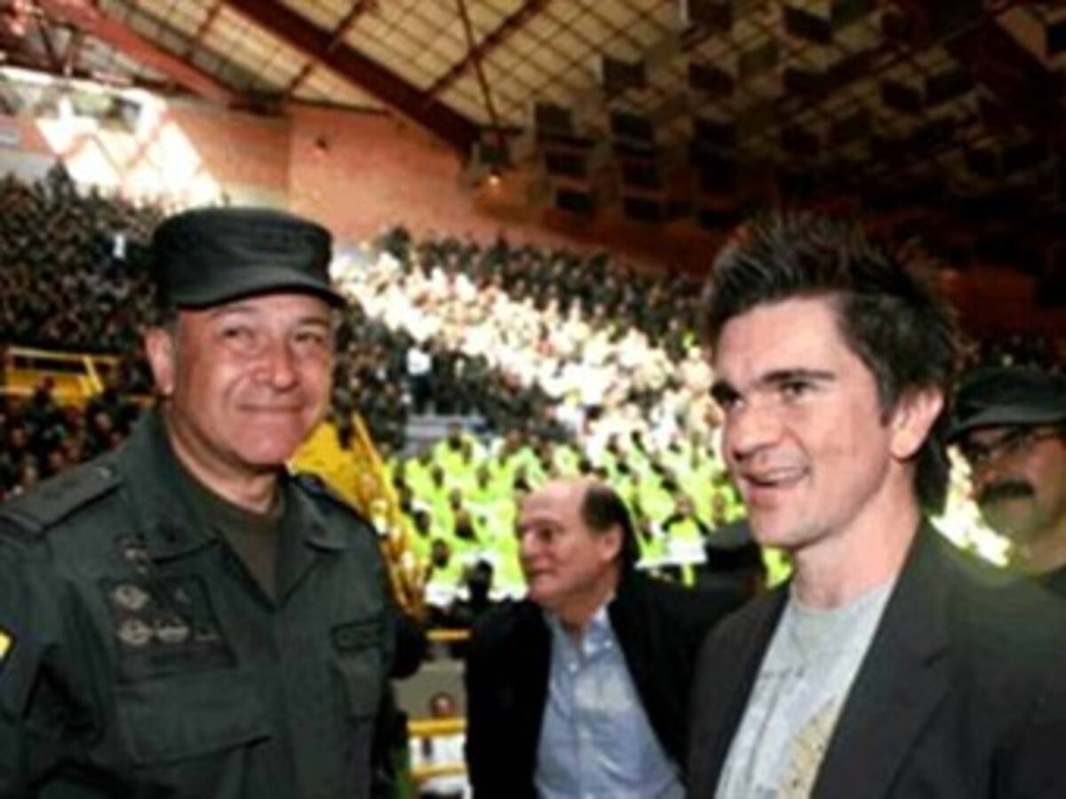 Juanes resalta en México la contribución de general Óscar Naranjo en Colombia