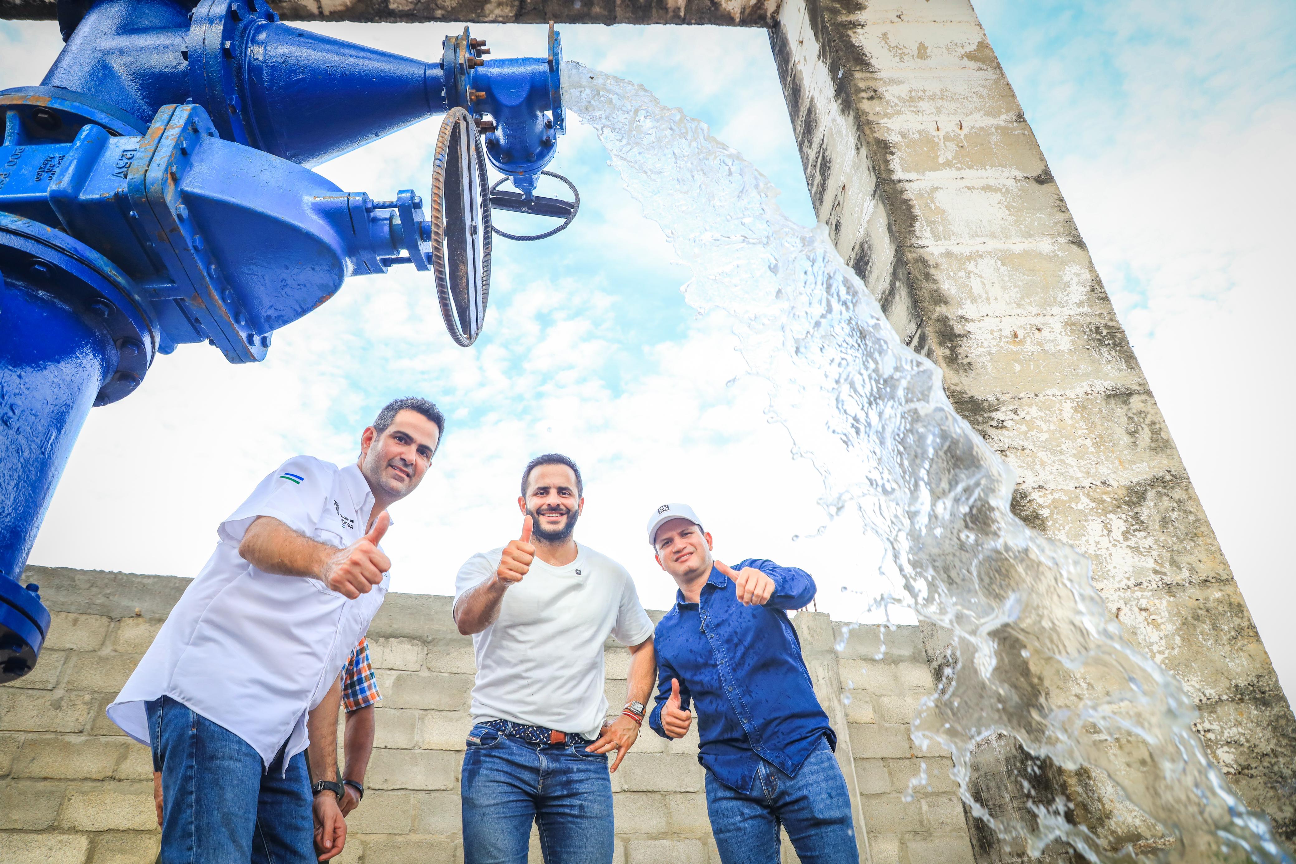 El gobernador Erasmo Zuleta en compañía del gerente de Aguas de Córdoba Maruen Jabib, y del alcalde Hugo Pinedo.