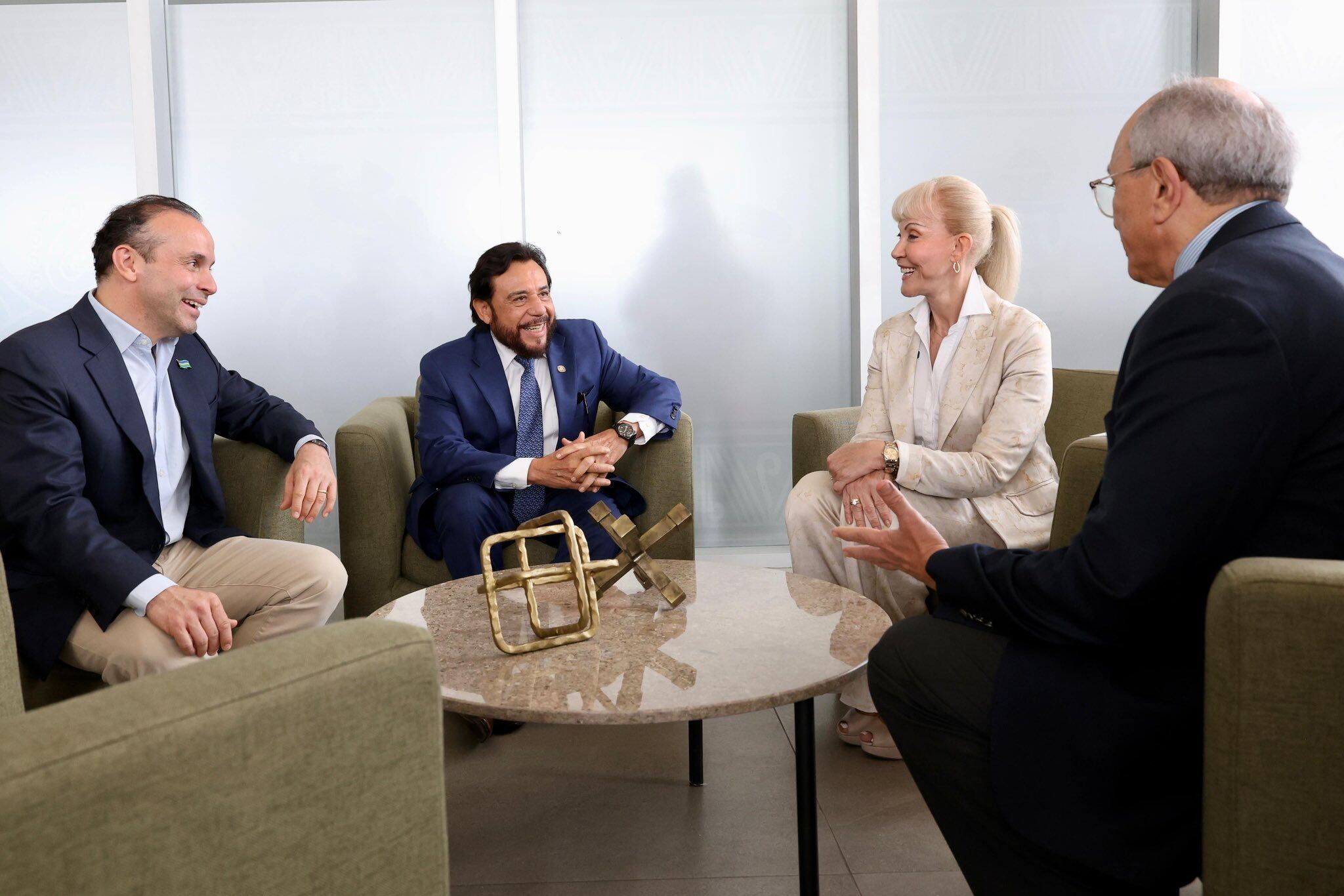 El alcalde de Cali Alejandro Eder, junto a la gobernadora del Valle Dilian Francisca Toro, recibieron al vicepresidente de El Salvador Félix Ulloa.