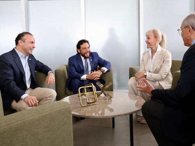 El alcalde de Cali Alejandro Eder, junto a la gobernadora del Valle Dilian Francisca Toro, recibieron al vicepresidente de El Salvador Félix Ulloa.