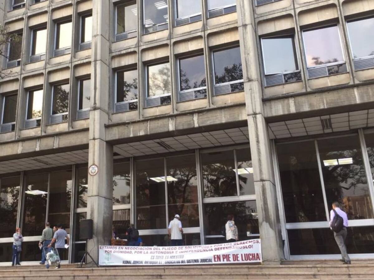 Jueces de Antioquia amenazan con ir a paro si no se les paga las primas