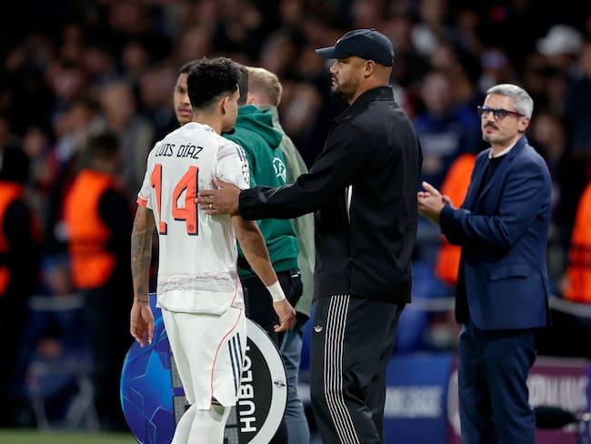 Luis Díaz junto a Vincent Kompany, DT del Bayern Múnich. (Photo by Rico Brouwer/Soccrates/Getty Images)