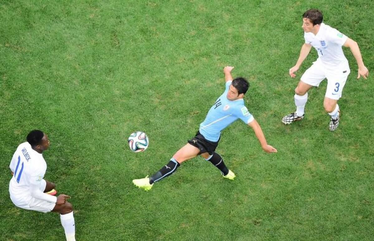 Los goles uruguayos los marcó Luis Suárez (2) mientras que Wayne Rooney anotó para los de Hodgson.