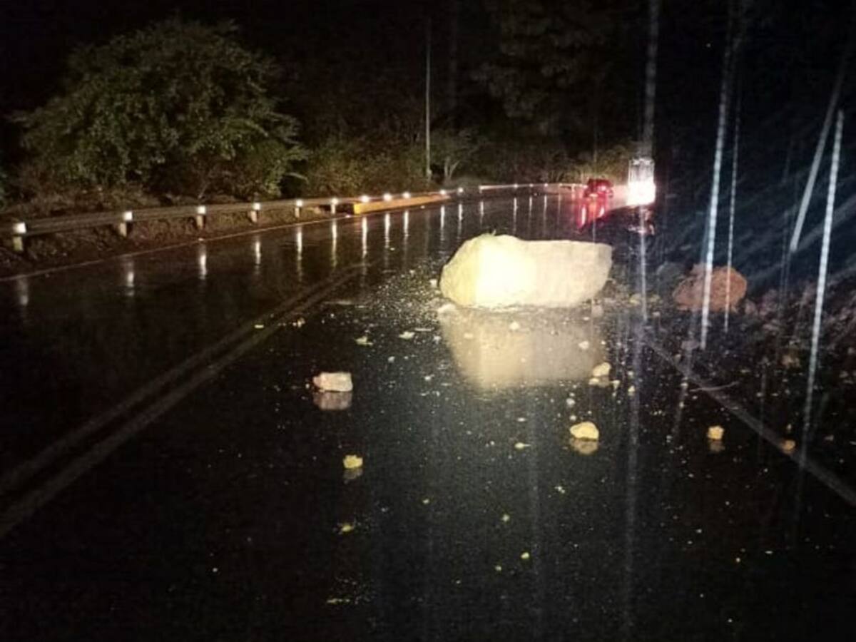 VIDEO: Alertan por caída de rocas en vías de Santander