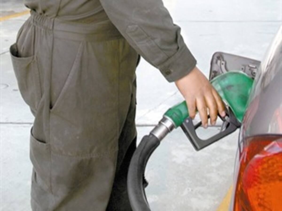 Gasolineros se enfrentan a la Policía para presionar el desmonte de un puesto de control