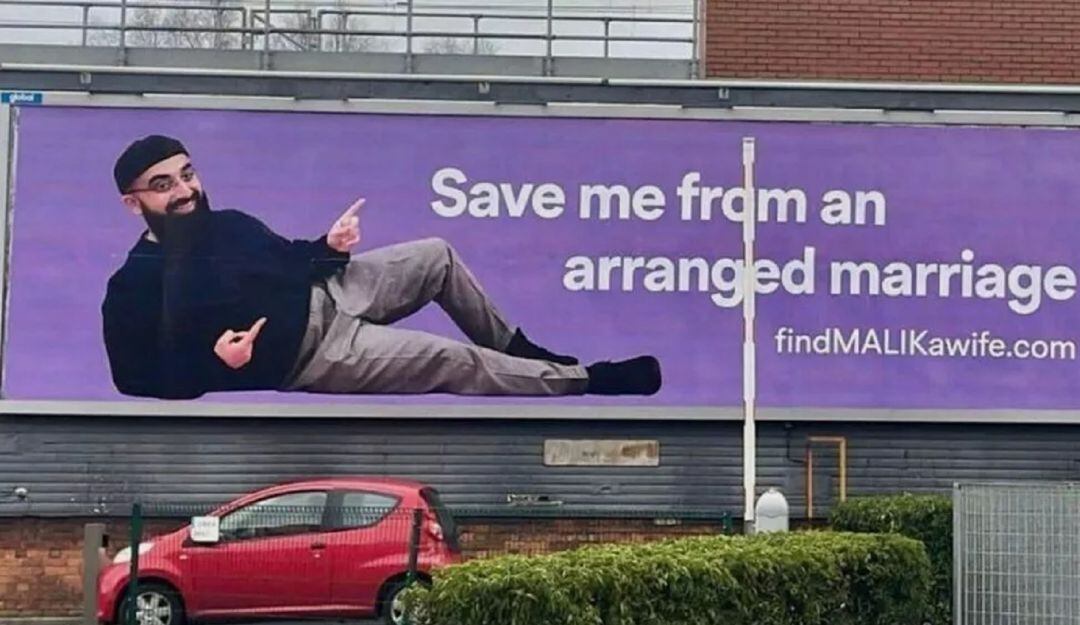 "Sálvame de un matrimonio arreglado", se lee en la valla publicitaria. 