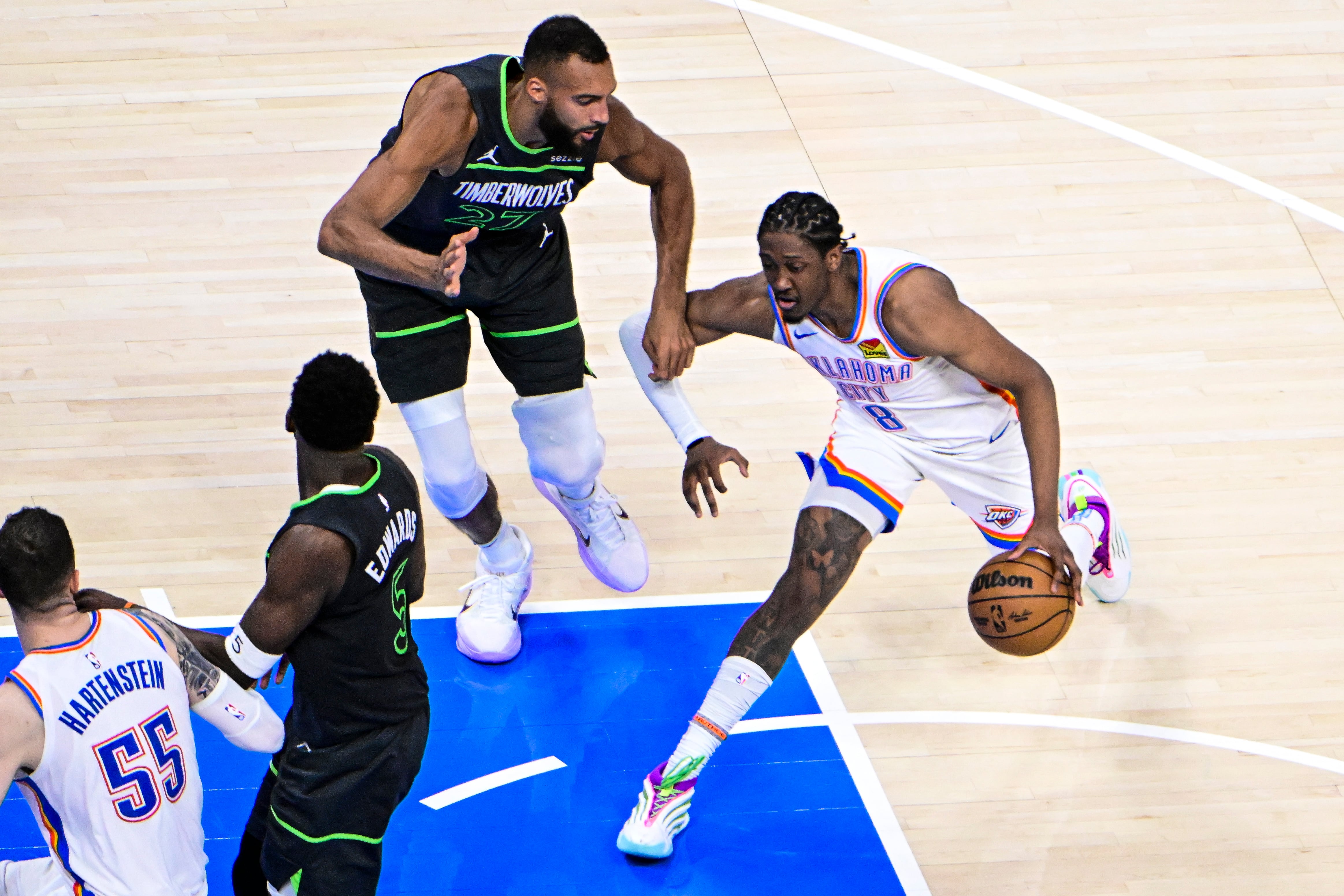 OKLAHOMA CITY (United States), 21/05/2025.- Oklahoma City Thunder forward Jalen Williams (R), drives against Minnesota Timberwolves center Rudy Gobert (2-R), during the second half of the Western Conference finals playoff game one between the Minnesota Timberwolves and the Oklahoma City Thunder at Paycom Center in Oklahoma City, Oklahoma, USA, 20 May 2025. (Baloncesto) EFE/EPA/GERALD LEONG SHUTTERSTOCK OUT