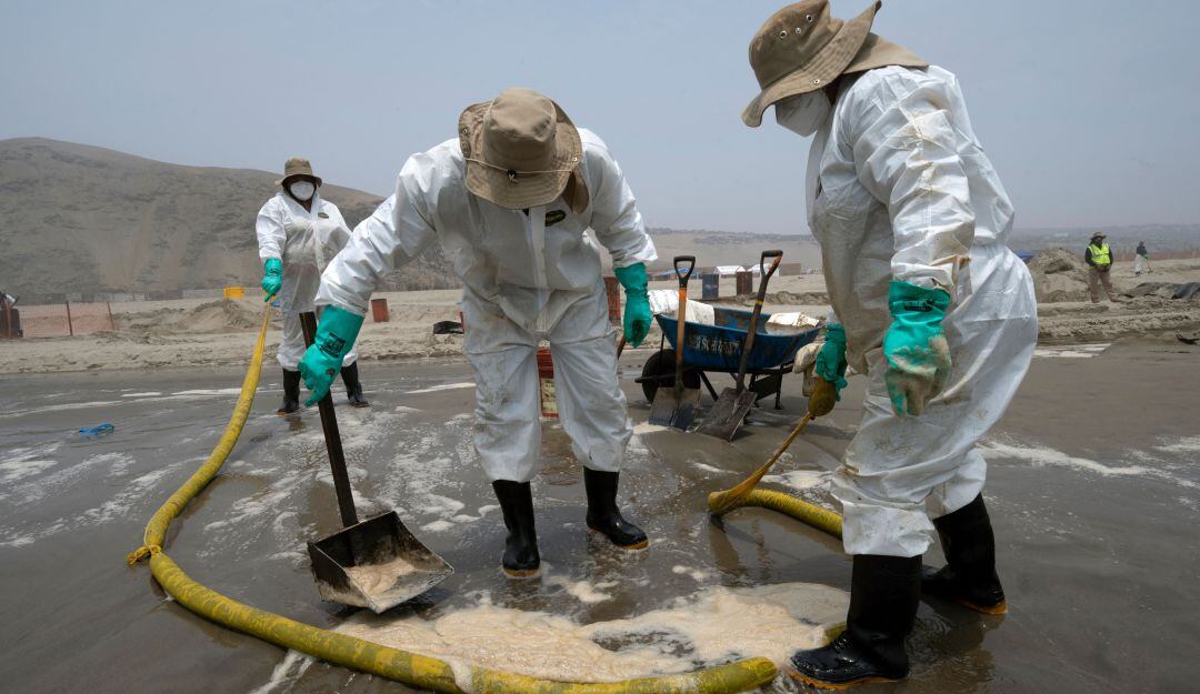 Trabajos en el mar del Callao para la limpieza y descontaminación 