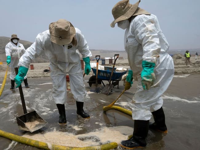 Trabajos en el mar del Callao para la limpieza y descontaminación 