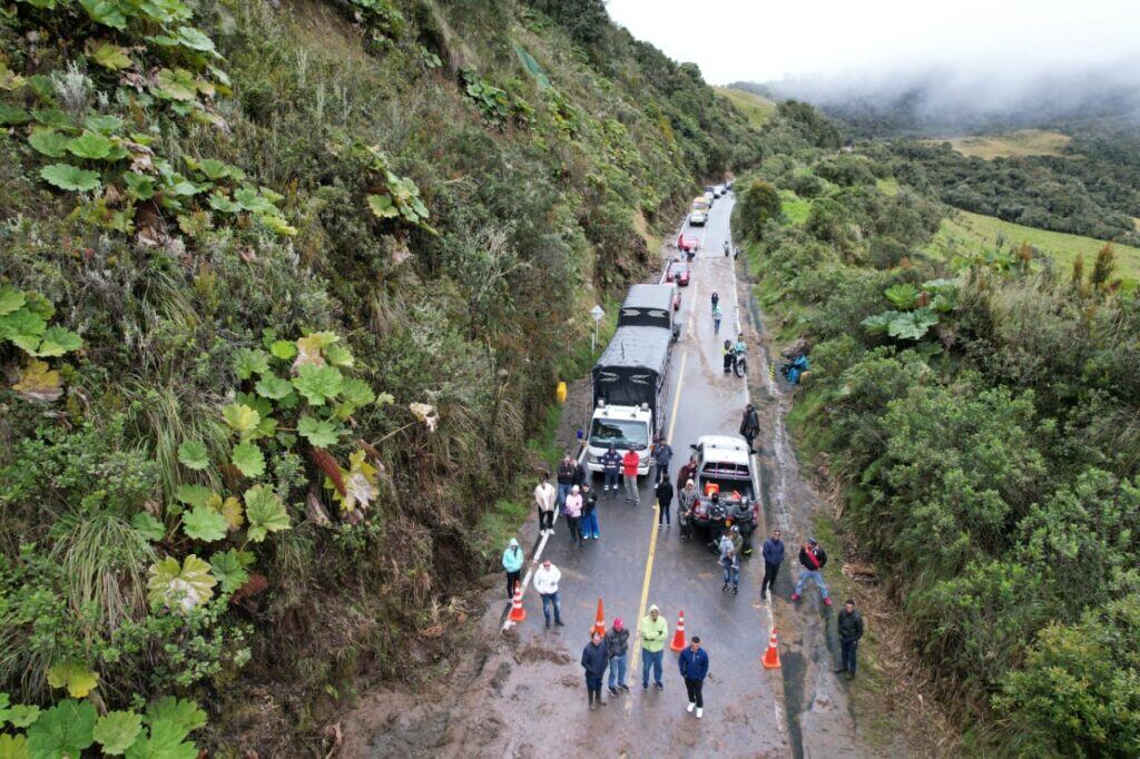 Varios deslizamientos de tierra por las fuertes lluvias tienen con paso restringido la vía Manizales - Murillo.