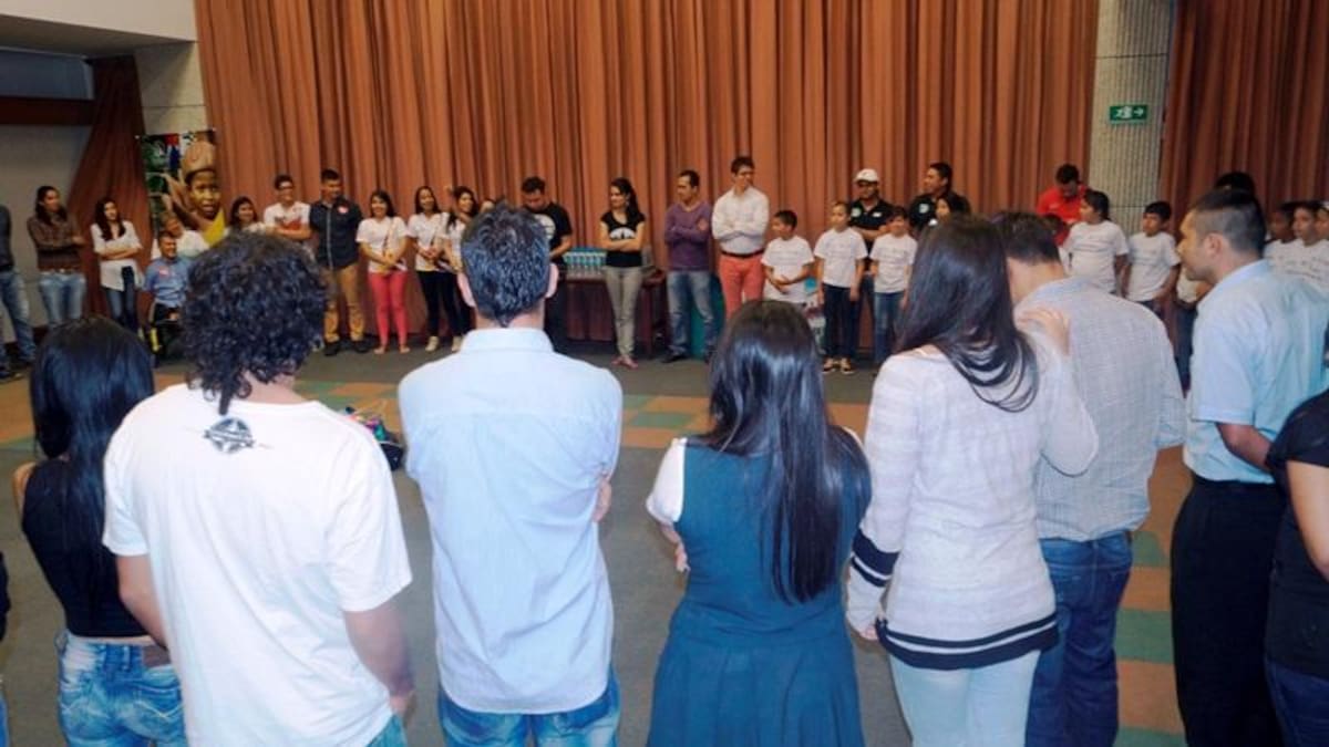 Tras realizar rondas y juegos para activar su energía, los jóvenes se dividieron en grupos, se presentaron ante los demás y dieron a conocer sus “poderes”.