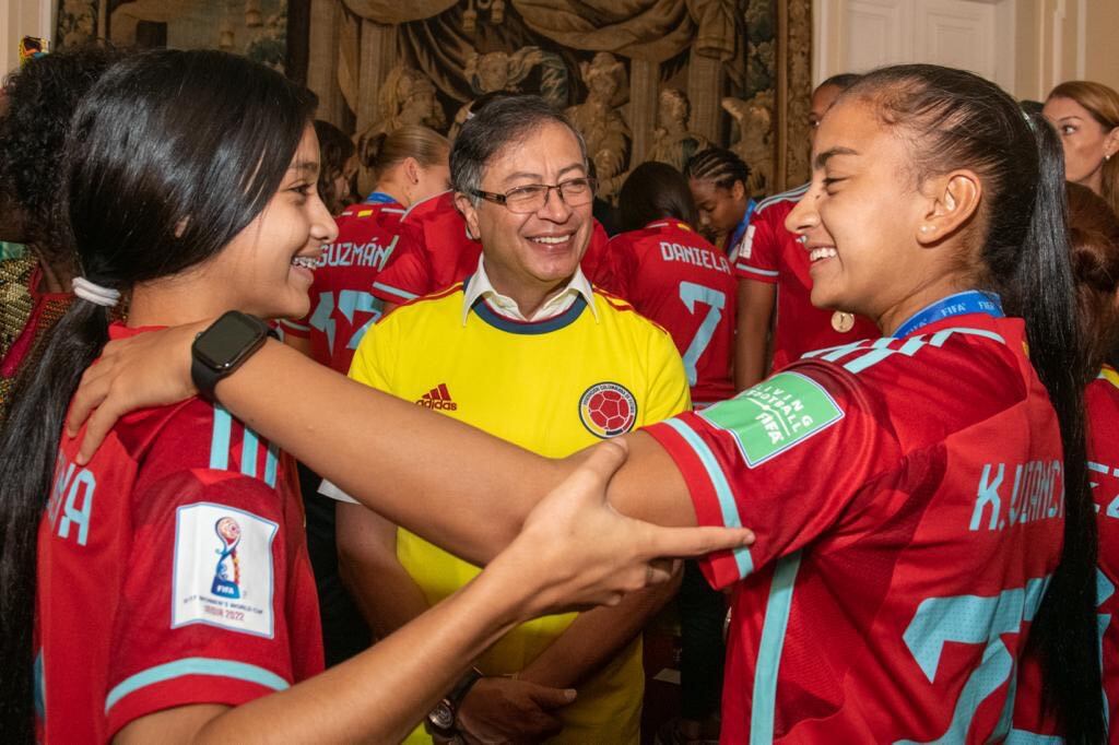 Gustavo Petro con las jugadoras de la Selección Colombia / Foto: @petrogustavo