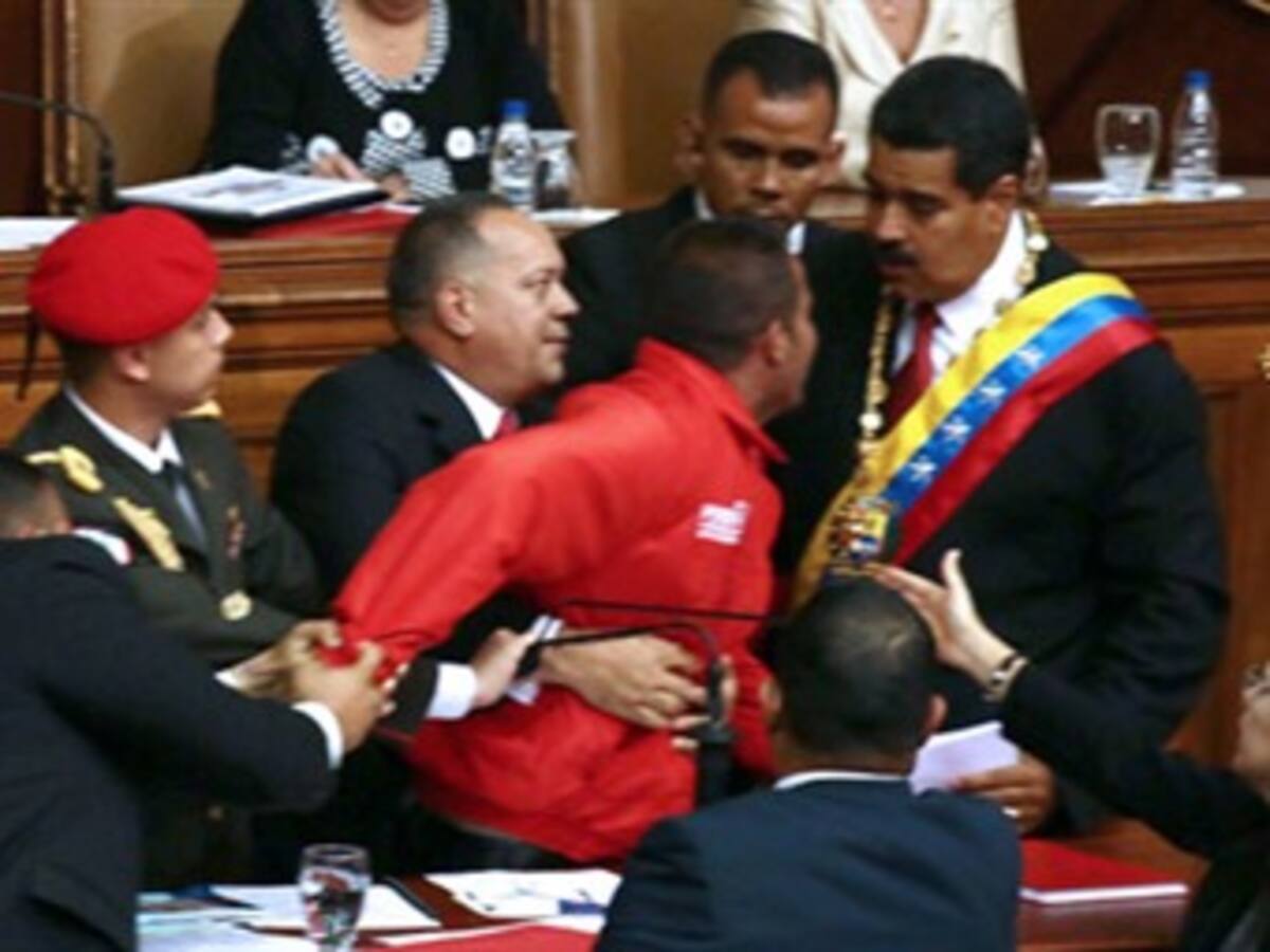 Un hombre empujó a Maduro en medio del discurso de posesión