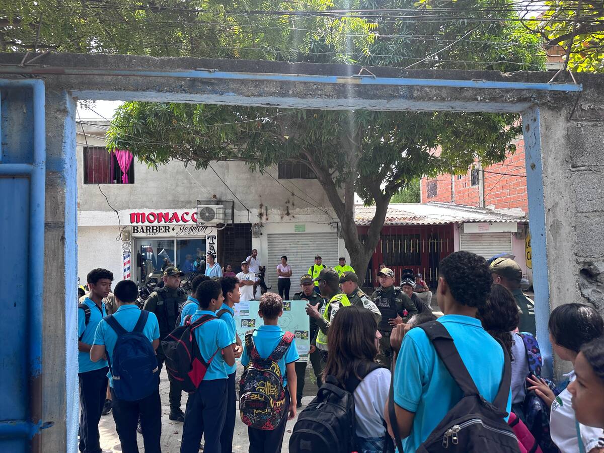 Policía blinda a los colegios de Santa Marta: protege a niños de violencia física - sexual