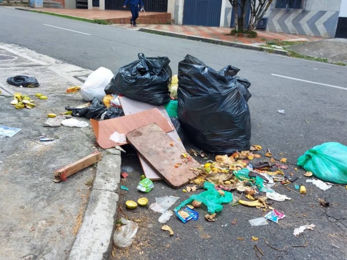 Denuncian acumulación de basuras en La Universidad